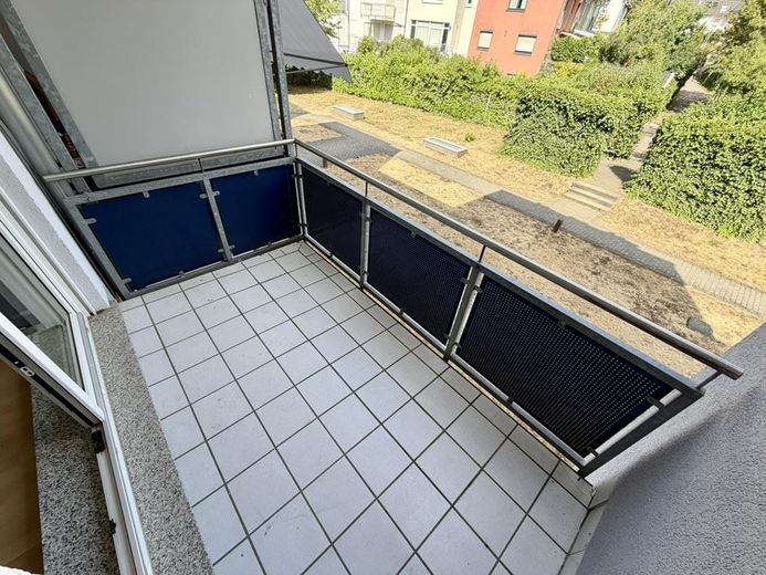 Provisionsfrei & erbpachtfrei: Helle 3-Zimmer-Wohnung mit zwei Balkonen im Frankfurter Bogen – Überdachter Ostbalkon