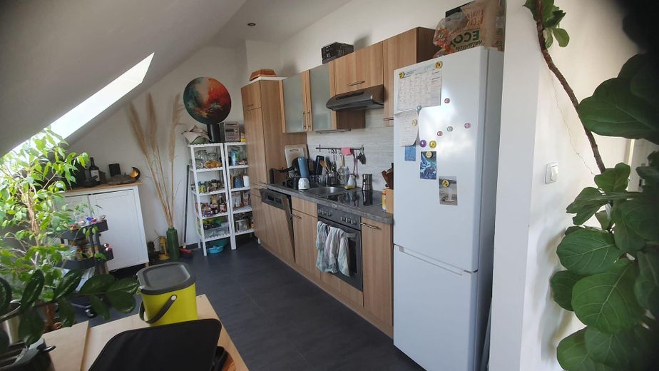 Moderne 3,5 Zi.-DG-Wohnung mit Balkon in toller Lage - von privat – Küche