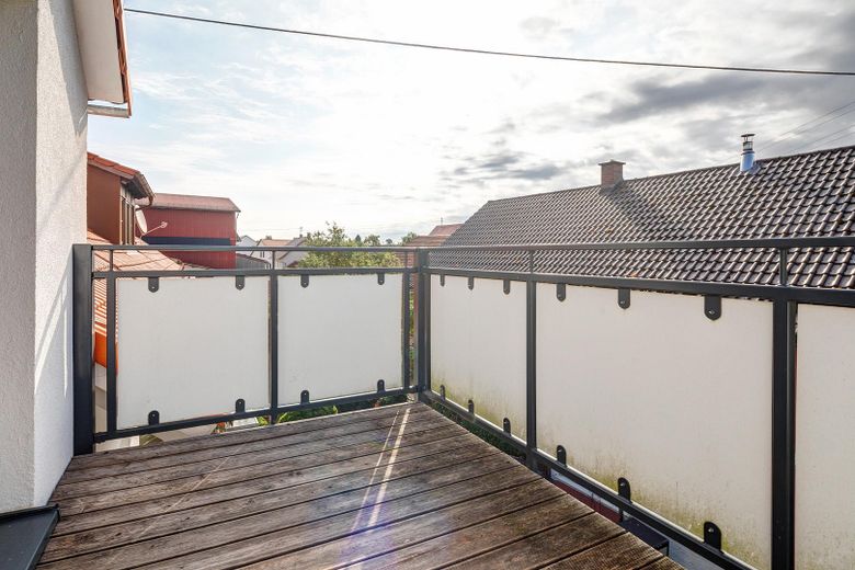 Maisonette-Dachgeschosswohnung mit Galerie & Balkon – kernsaniert 2022, A+ – Balkon, Nachbarschaft