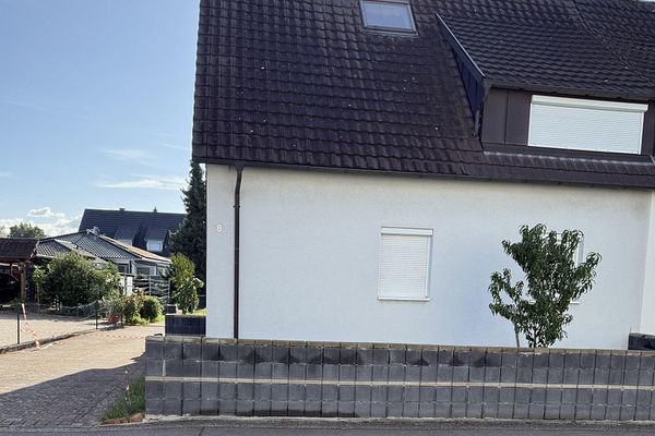 Gelflegte Doppelhaushälfte mit großem 580 m² Grundstück und Carport provisionsfrei bezugsfrei
