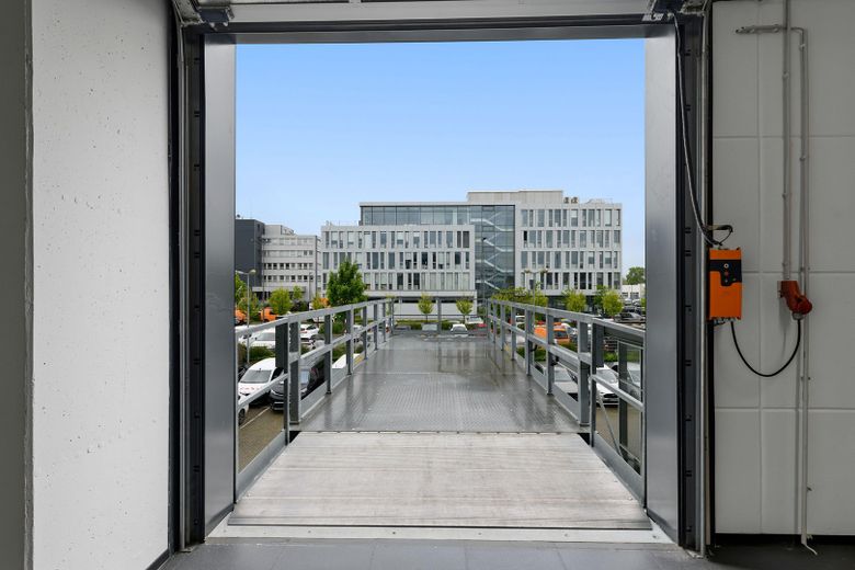 Moderne Halle ideal für Werkstatt oder Fahrzeugstellplätze – Einfahrt über Hebebühne