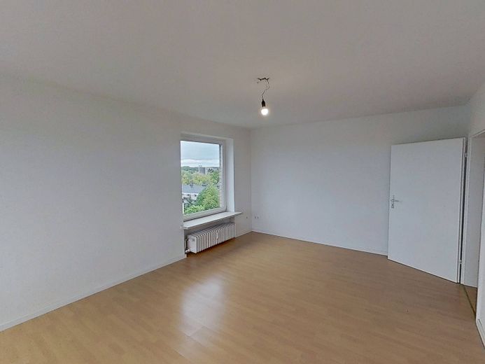 Schöne 2-Zimmer-Wohnung mit BALKON und modernem Wannenbad – Ansicht II: Wohn- und Esszimm…