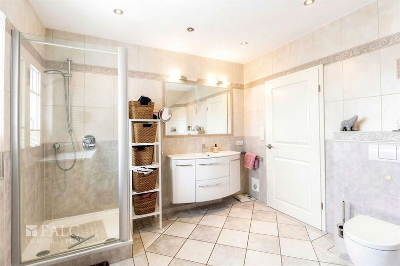 +++ Exklusive Doppelhaushälfte: Wohndesign trifft auf Familien-Idylle +++ – Badezimmer II