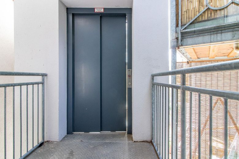 Frei & neu modernisiert - energieeffizienter Wohntraum mit Wellness-Bad & Balkon in Top-Lage – Aufzug
