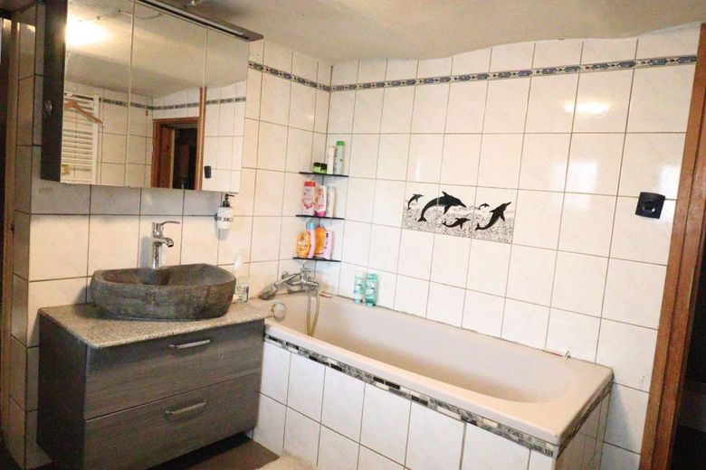 WRS Immobilien - käuferprovisionsfrei - Einfamilienhaus mit großer Scheune - Pelletheizung + Solar – Badezimmer