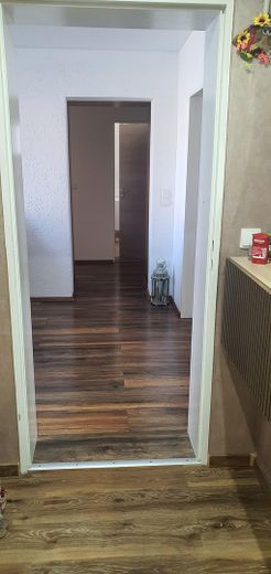 Moderne 4 Zimmer Wohnung mit neuer Einbauküche und Garage – Foto 8