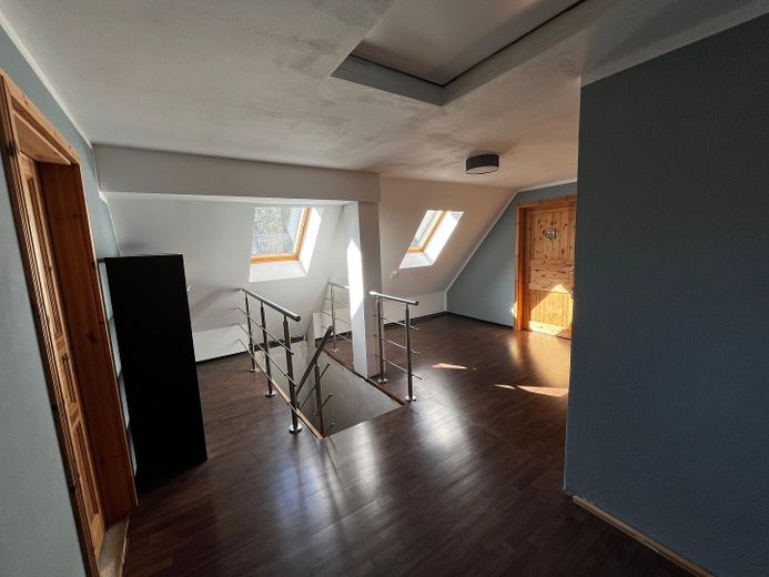 Einfamilienhaus auf 1633 m² Grundstück – Flur oben