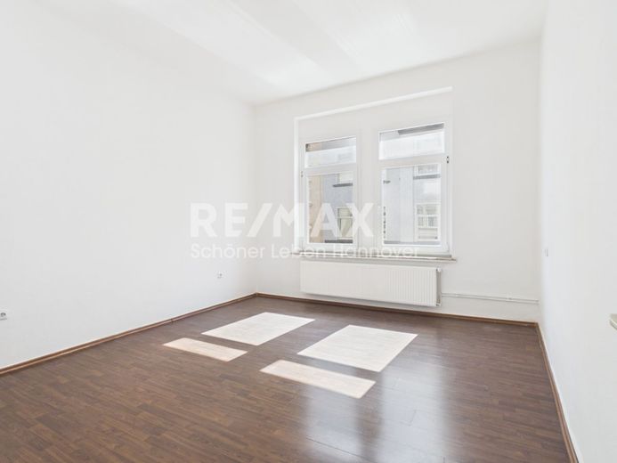 Helle Altbauwohnung mit EBK im 1. OG – Wohnzimmer