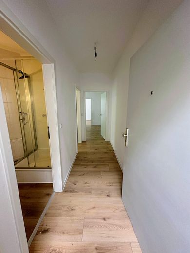 Frisch sanierte 2-Zimmer-Wohnung mit neuer Einbauküche & Tageslichtbad in Stadtfeld-Ost – Flur – Richtung Wohnbereich