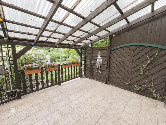 Charmante Doppelhaushälfte mit direktem Seeblick - FALC Immobilien – Terrasse überdacht