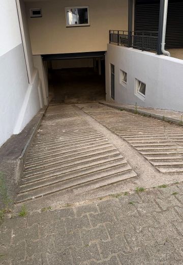Tiefgaragenstellplatz in Schwetzingerstadt – Zufahrt