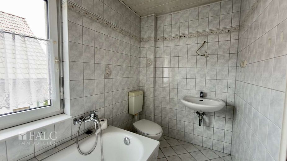 Familienhaus mit Gartenidylle sucht neue Ideen und frischen Glanz – Badezimmer im OG