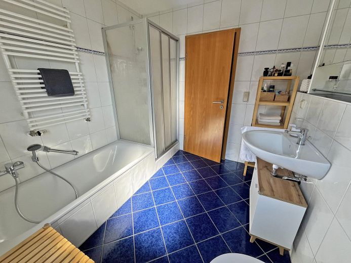 Bellissimo e luminoso appartamento mansardato di 2 locali con balcone e posto auto in posizione privilegiata a Schwalbach – Badezimmer