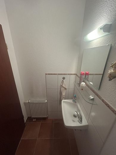 Raum für Familie – Charmantes Einfamilienhaus mit Terrasse und Vollkeller – Gäste WC EG