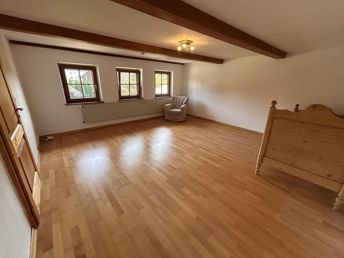 Ehemaliges landwirtschaftliches Anwesen mit großem Grundstück von Privat – Schlafzimmer 1 OG