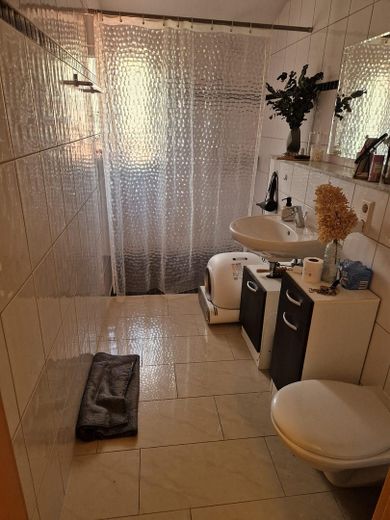 4-Zi Wohnung - Wohnen wie im Urlaub im Privatpark Römerweg – WC mit Dusche