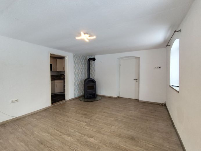 RESERVIERT - KLEIN, ABER OHO! Modernisiertes Einfamilienhäuschen mit Charme in 95346 Stadtsteinach - Einziehen &amp; Wohlfühlen! – Wohnzimmer Ansicht 2