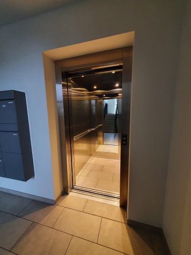 Fahrstuhl im Treppenhaus