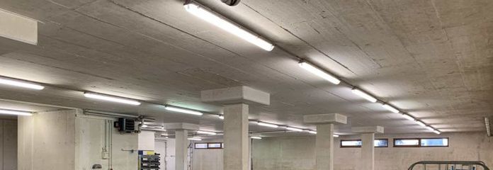 73207 Plochingen: Große teilbare Lagerhalle zu vermieten. Lastenaufzug, optional 2 Stellplätze.