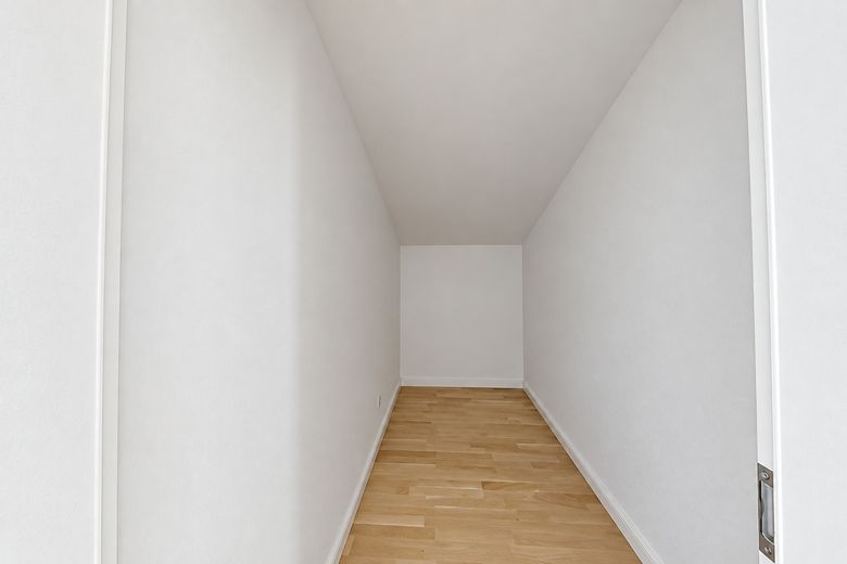 Appartamento molto luminoso, dalla disposizione moderna, con balcone (un tocco di Skywalk), garage incluso – Ankleide