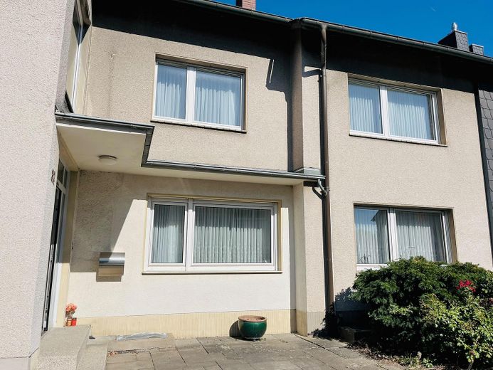 Casa con potencial para dos unidades residenciales en Colonia Flittard – Hausfassade