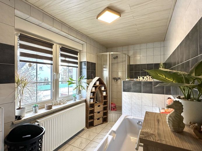 HORN IMMOBILIEN ++ Einfamilienhaus mit Nebengebäude und schönem Grundstück, ruhige Lage – Badezimmer