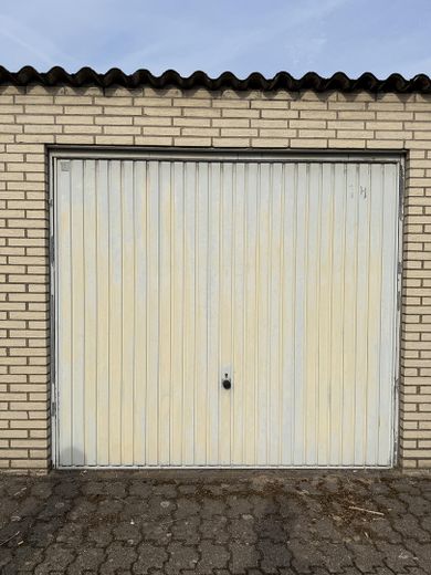 Garagenhof mit 17 Garagen zu verkaufen – Einzelgarage