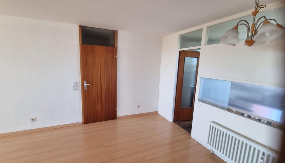 Wohnung mit grandioser Aussicht im 8.OG zu verkaufen – Wohnzimmer + Essecke 3
