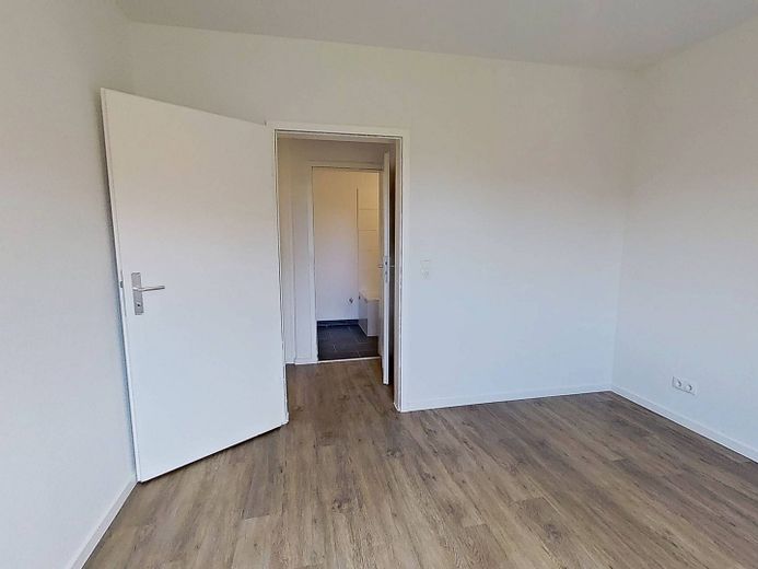**2 ALQUILERES NETOS GRATIS** Bonito apartamento de 3 habitaciones bien distribuido, con cocina equipada, BALCÓN y bañera – Ansicht II: Schlafzimmer II