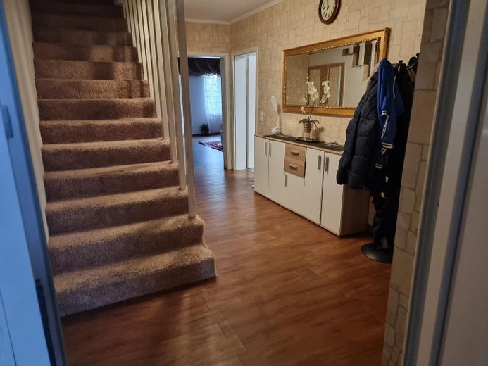 Treppe nach oben Wohn. 1