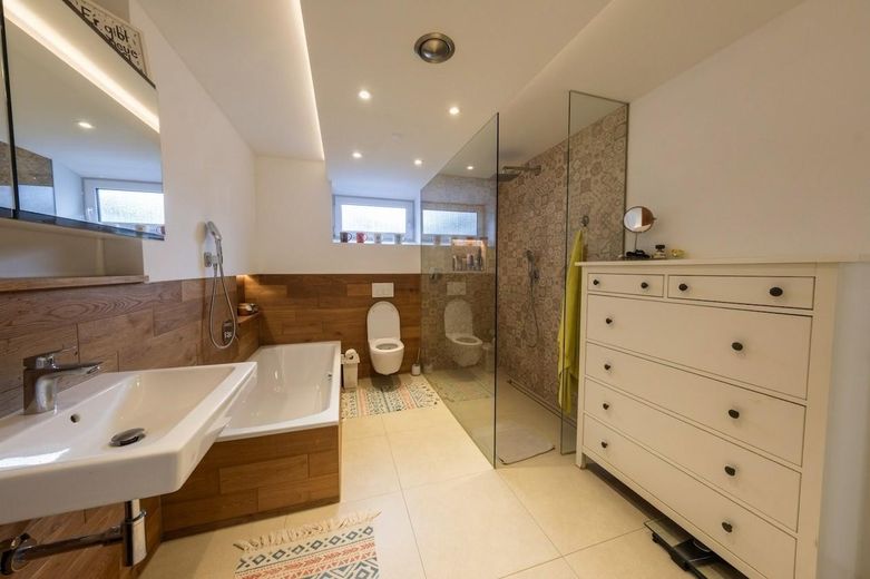 ‘‘Ruhig & grün: Helle 96m² Terrassen-Wohnung mit moderner Ausstattung und guter Anbindung‘‘ – Badezimmer