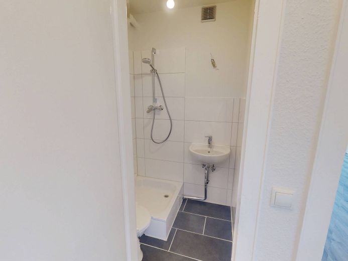 Einziehen. Einkuscheln. 1. Kaltmiete sparen: Helles 1-Zimmer-Appartement mit Balkon – Badezimmer