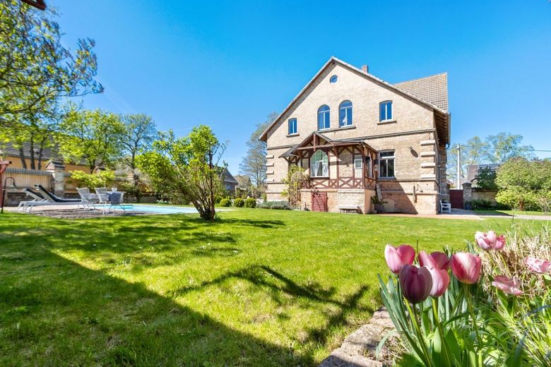 Kernsaniertes und strahlendes "Liebhaberstück" - großes Einfamilienhaus in Steuden! – Hausansicht Garten