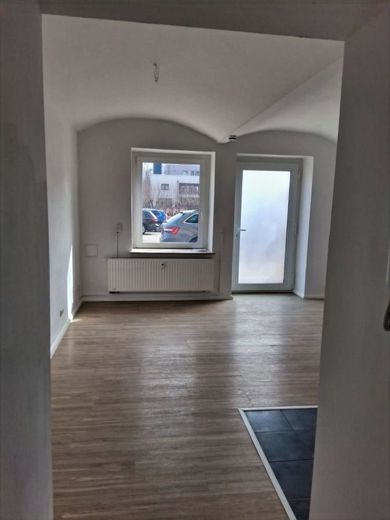 Wohnen im grünen schöne 2-R-Wohnung in MD-Altstadt EG. ca.45m2 zu vermieten . – Wohnzimmer/ mit Ansicht Eingang Straße