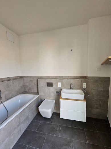 4 Zimmer Wohnung mit direktem Spreeblick und Weitblick über die Stadt – Bad en suite mit Tageslicht