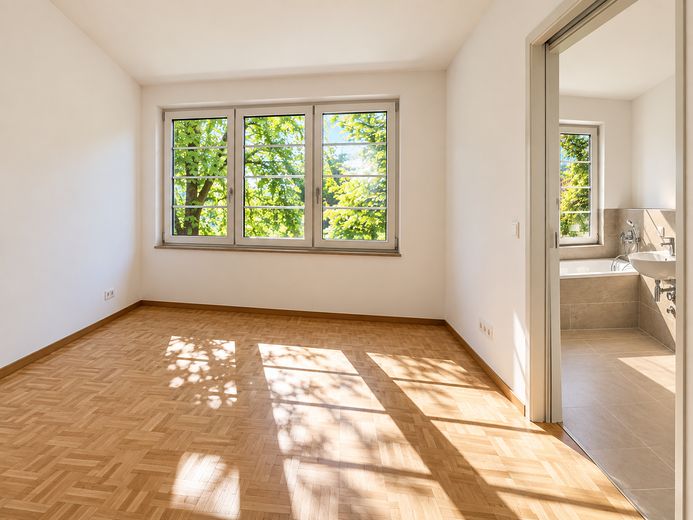 Traumhafte Dachgeschosswohnung (mit Aufzug) in Süd-/Westausrichtung zum Sofortbezug – Schlafzimmer, Bad "en suite"