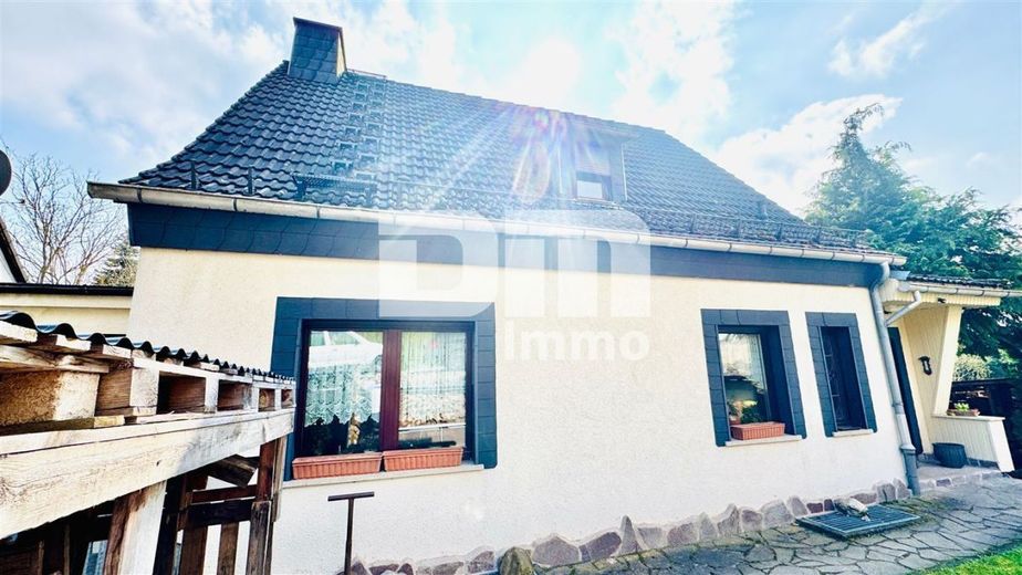 Gepflegtes Raumwunder in idyllischer Lage - Modernisiertes Einfamilienhaus Garagen / Garten – Frontansicht