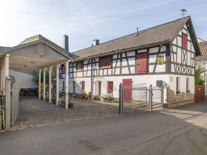 Fachwerk-Charme trifft Moderne – mit Innenhof, Wohnmobil-Carport & Solaranlage! – Foto 1