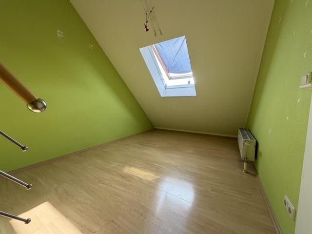 Modernes Familien-Reihenhaus in ruhiger Lage von Regensburg-Burgweinting – 7c_Zimmer Sport Dachfenster