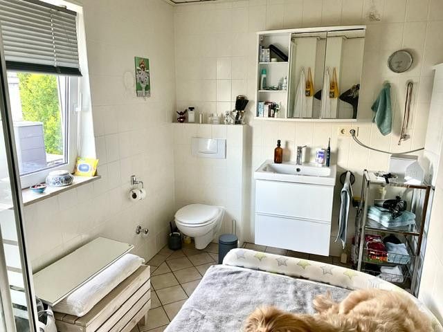 Helle Dachgeschosswohnung mit Loggia und Einbauküche – Badezimmer