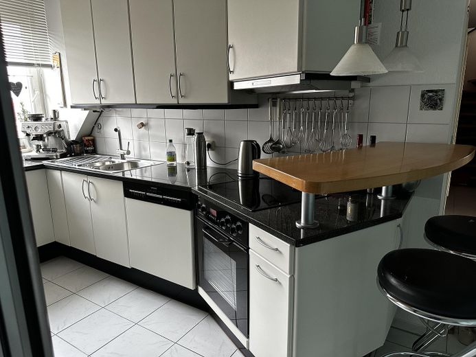 Maisonette-Dachgeschoss-Wohnung in Denzlingen – Einbauküche mit Theke