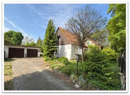 Ansicht mit beiden Garagen 