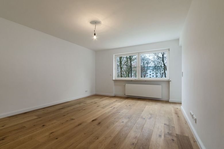 Bezugsfrei: Attraktive 4-Zimmerwohnung mit Blick ins Grüne - sehr guter Grundriss – Wohnzimmer mit Blick ins grüne