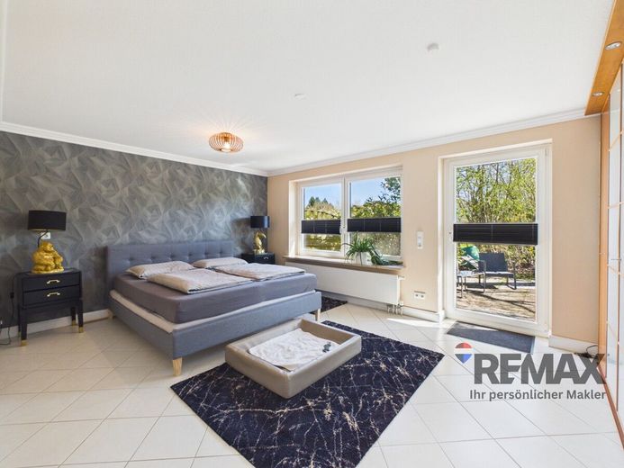 Modernisierter Bungalow mit kleiner Gewerbeeinheit in belebter Lage – Elternschlafzimmer