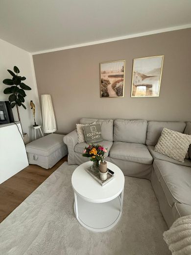 Neubau! Exklusive 3-Zimmer Wohnung mit Balkon! – Wohnzimmer