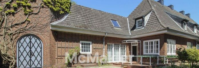Listed 6-room home with garden and plenty of potential uses