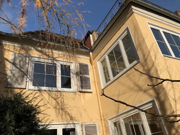 Lichtdurchflutete 4,5 Zimmerwohnung mit Balkon im oberen Göttinger Ostviertel – WZ, Südfenster und Wintergarte