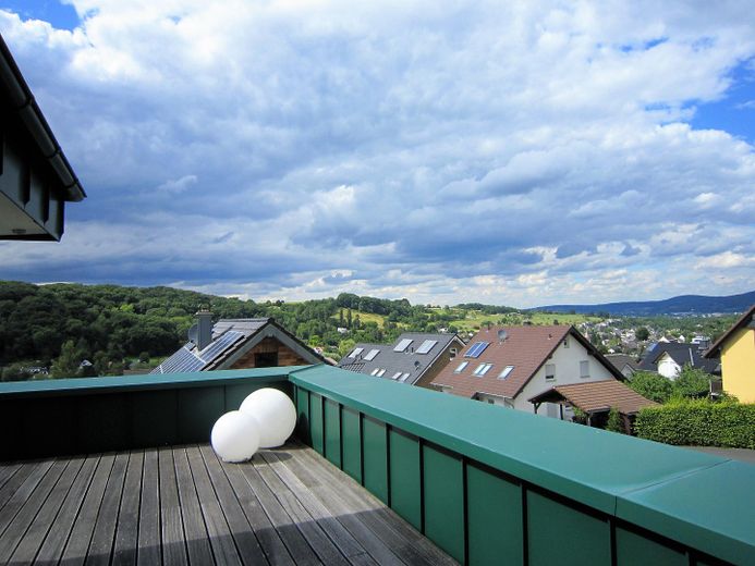 Dachterrasse mit Blick ins Tal