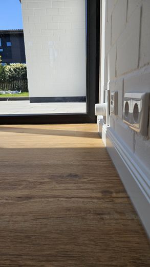 Neuwertiges Reihenmittelhaus mit PV-Anlage, Fußbodenheizung, neuem Dach, eigenem Garten & Garage – Wohnzimmer + Terrasse