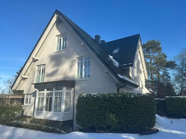 verschneite Doppelhaushälfte